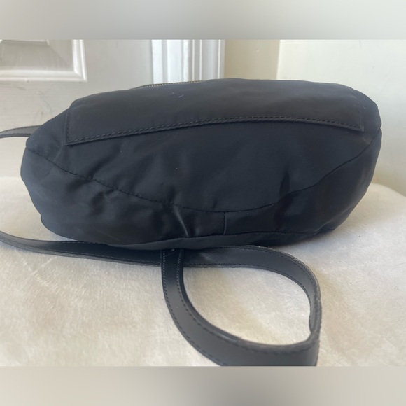 Marc Jacobs Black Nylon Crossbody with Gold-Tone Accents EUC - Picture 4 of 9